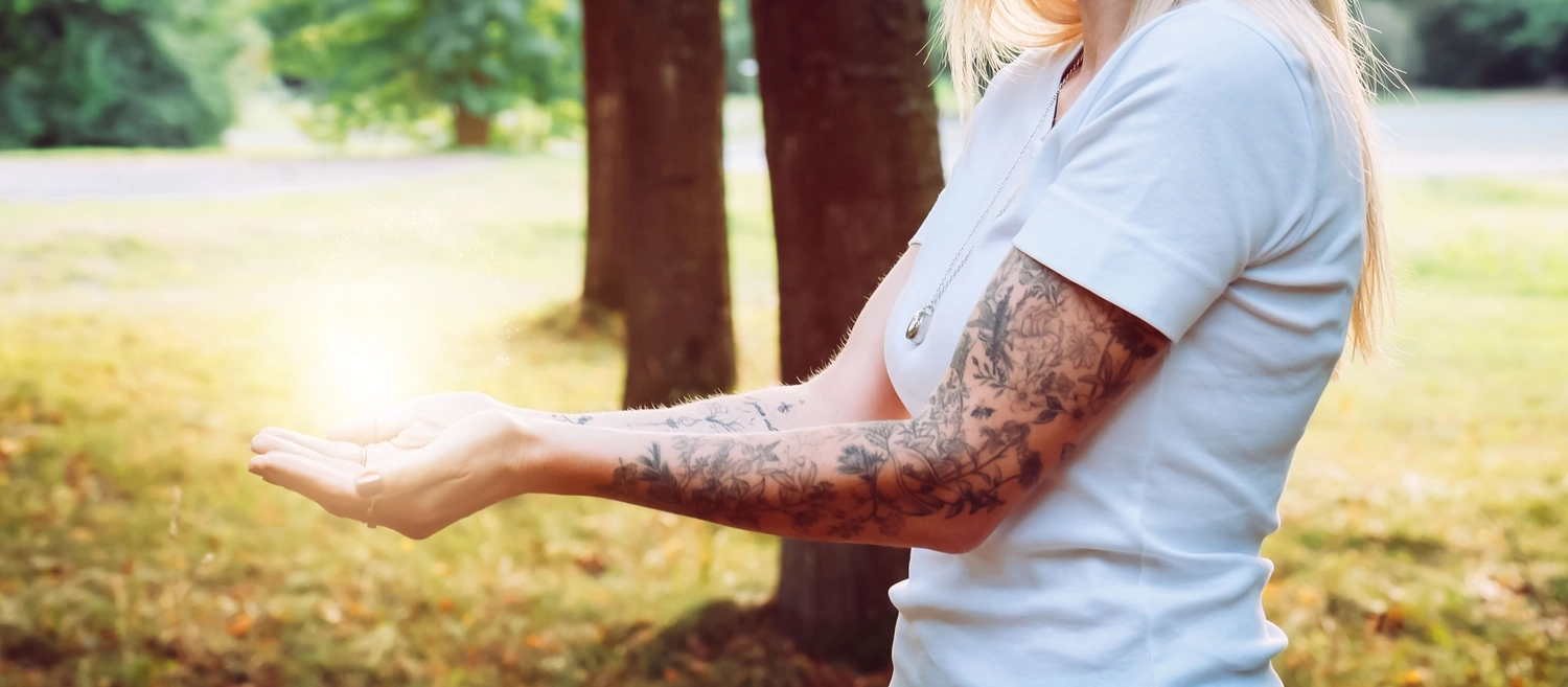 Logo Soultouch Relax - Nicole Russo - Reiki, Hypnose und Energiearbeit - Energieball in Frauenhänden
